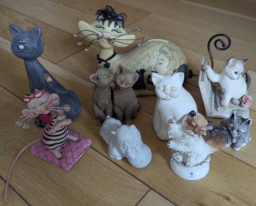 Zestaw 66 figur ‑ kotów (porcelana, drewno, metal, plusz, kryształ)