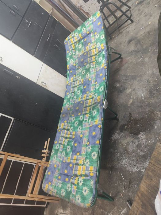 Łóżko polowe, składane na sprężynach.