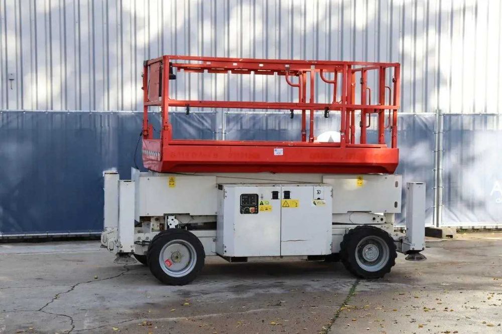 Дизельний ножничний підйомник GENIE GS3369 RT (12 м, 450 кг)