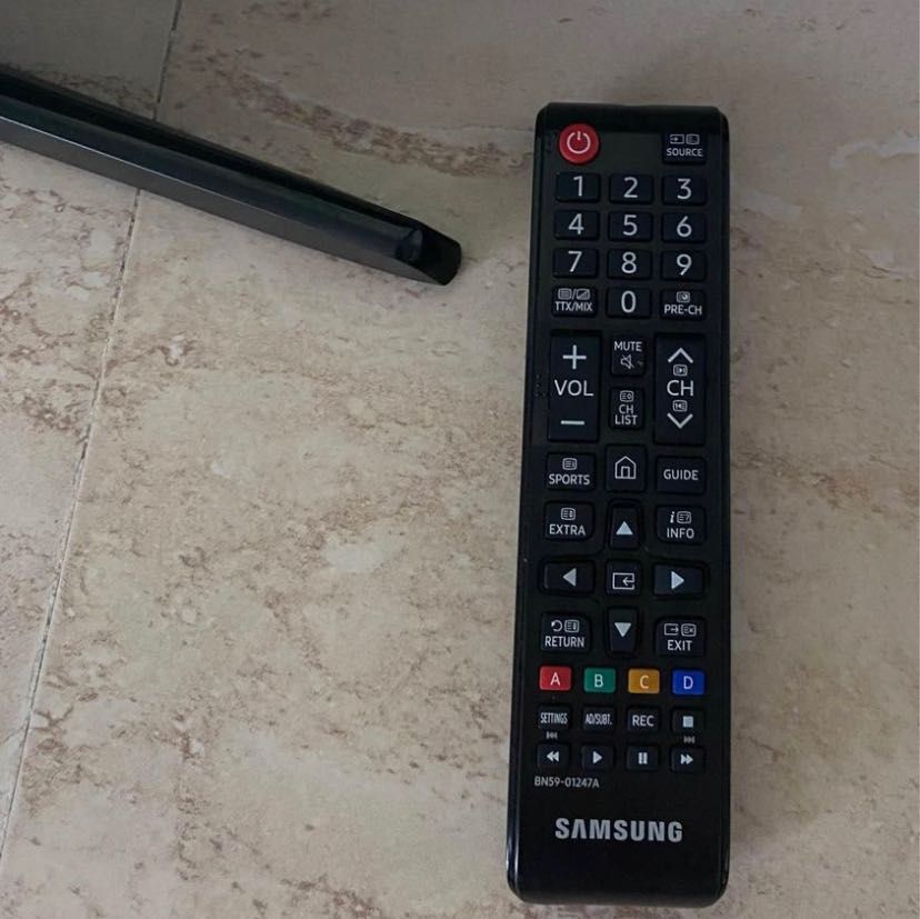 TV Samsung 40’’ com suporte e comando