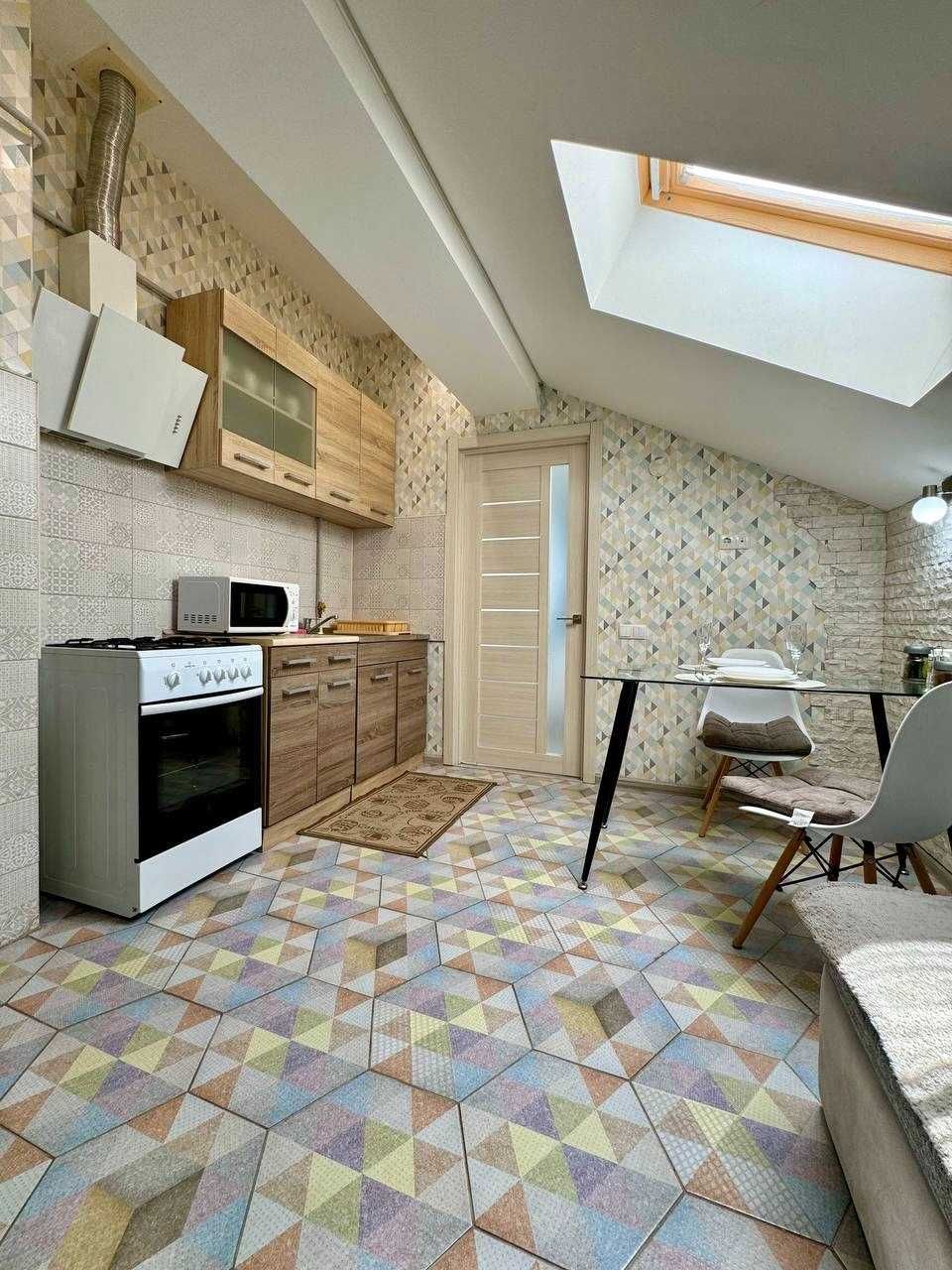 ApartPoltava подобово МАНСАРДА з виходом на дах, СВІТЛО ЗАВЖДИ, центр