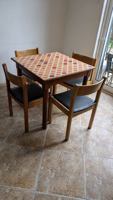 Mesa com 4 cadeiras.