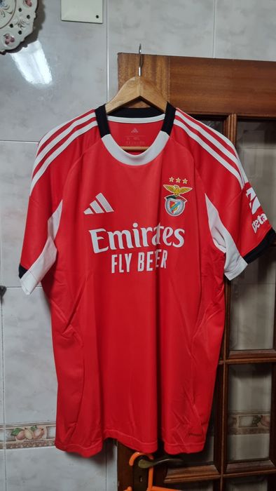 Camisola  oficial do benfica  desta epoca comprada  na sport zone.