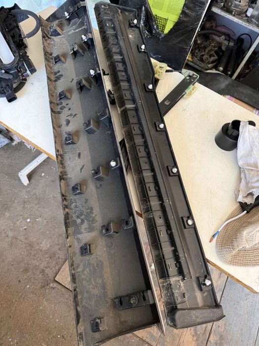 Молдінг дверей накладка пластикова Rivian