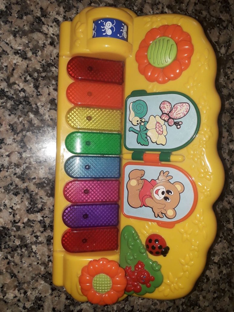 Brinquedos de música a funcionar Fisher Price e Chicco