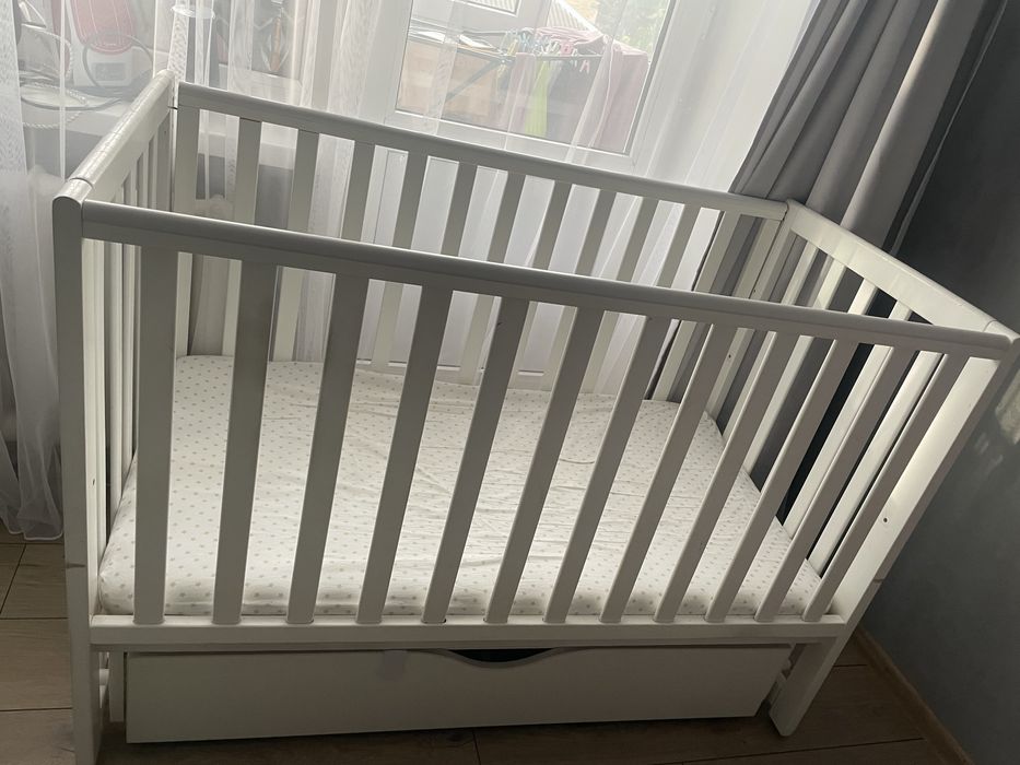 Дитяче ліжечко з матрасом