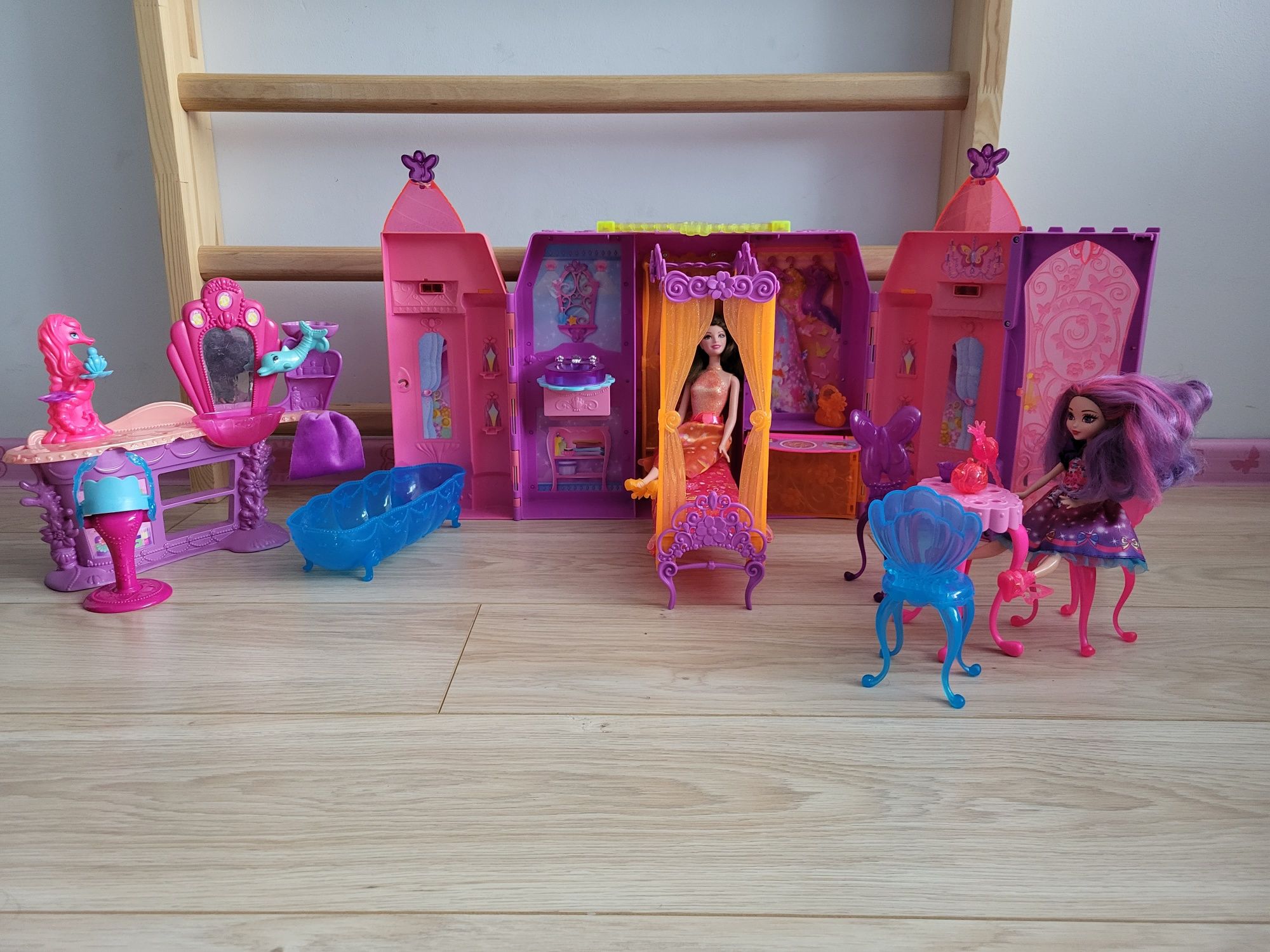 Domek Barbie Magiczne Drzwi + 2 lalki