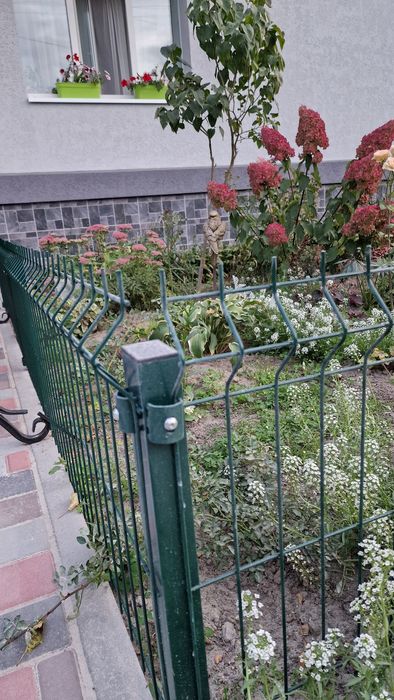 Металевий паркан секціями