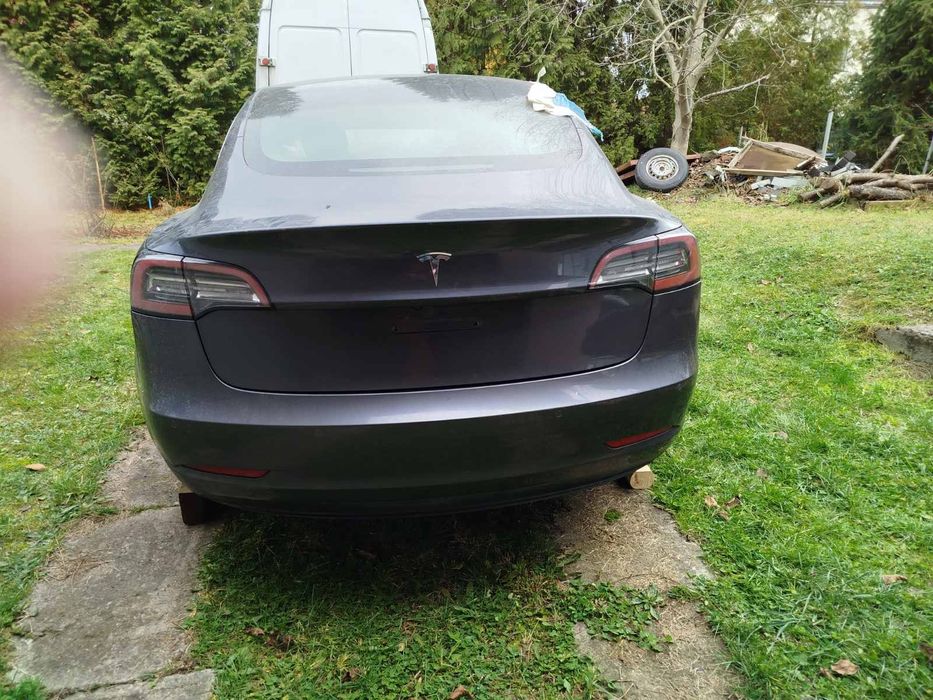 Tesla model 3 розмитнена у Львові