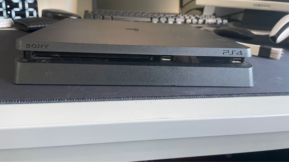 Ps4 slim com comando extra