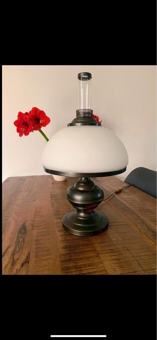 Elegancka , zadbana lampa stołowa