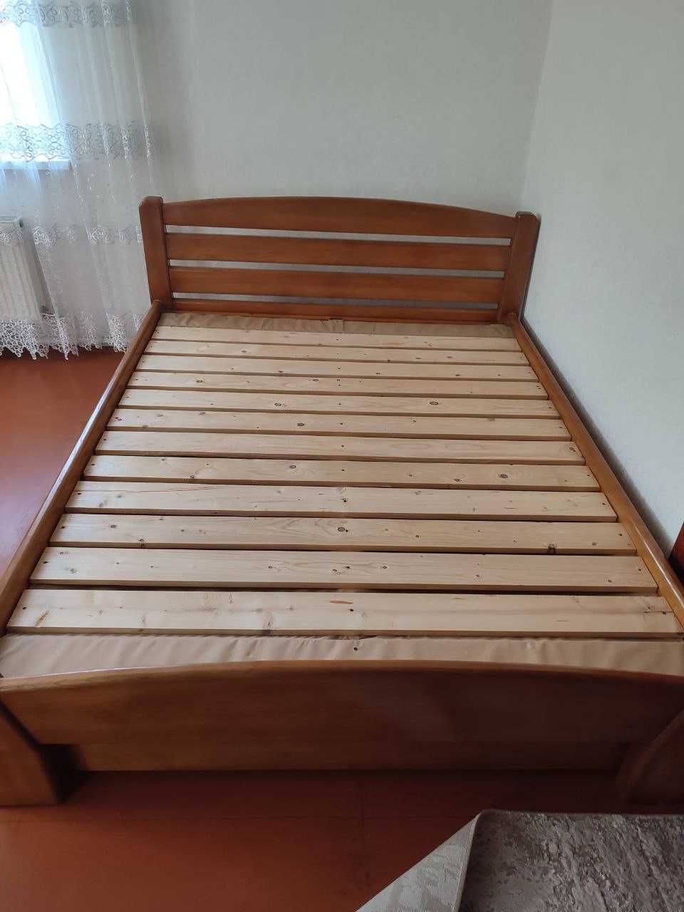 Дерев'яне двохспальне ліжко