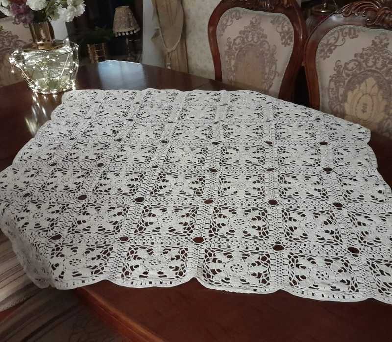 Obrus ręcznie wykonany z kordonka 105 cm x 105 cm