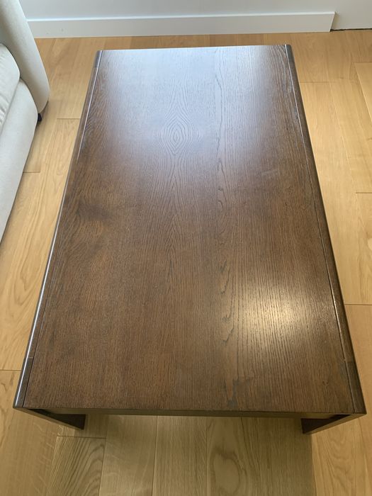 Matkowski stolik kawowy z ukrytymi szufladami