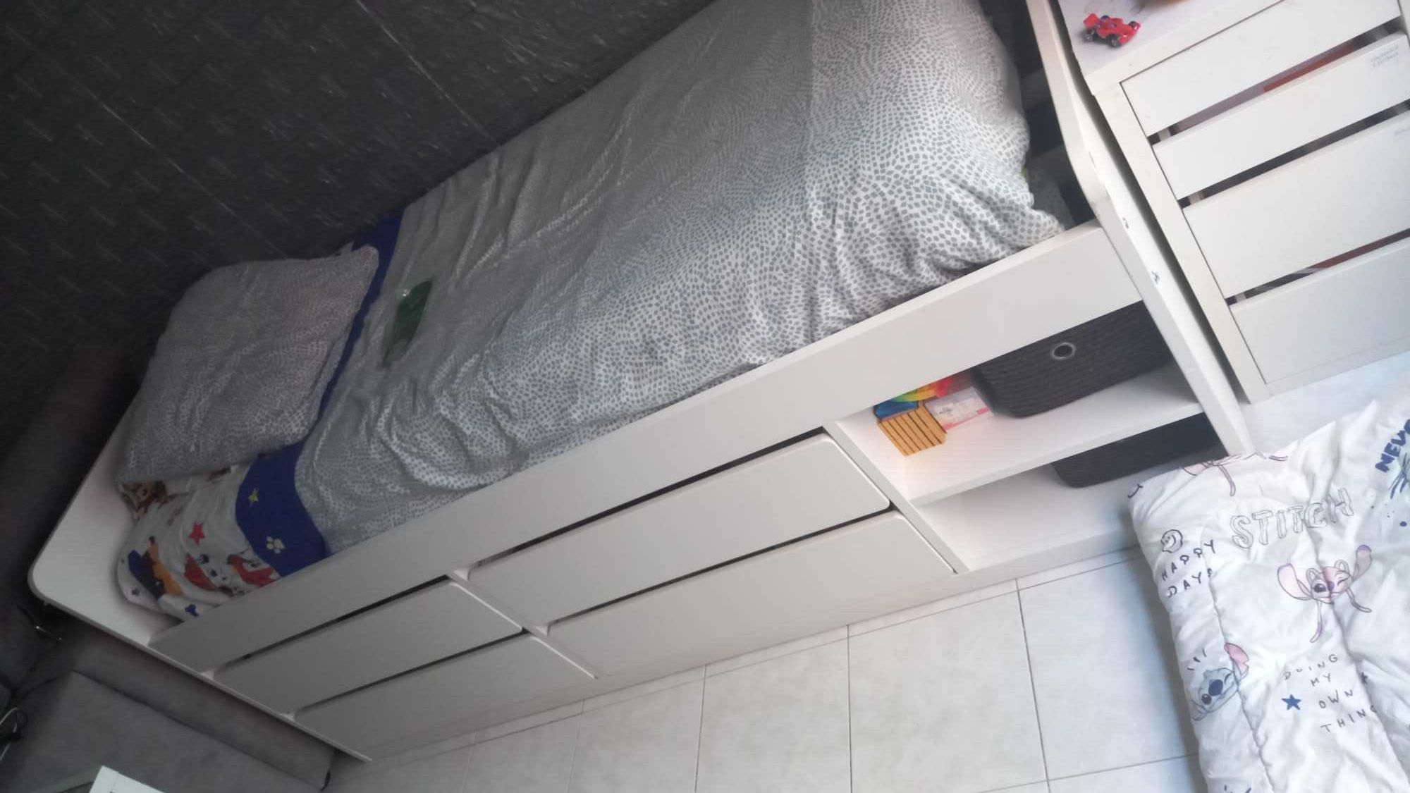 Cama de solteiro com arrumação