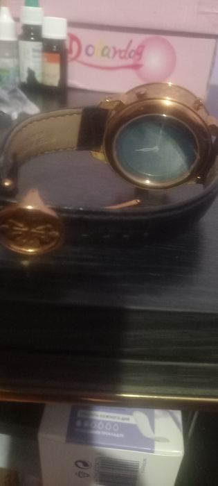 Продам стильные часы в отличном состоянии. Практически новые.