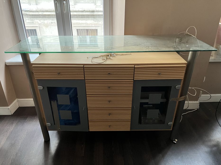 Komoda; witryna przeszklona, podswietlana; stół djski