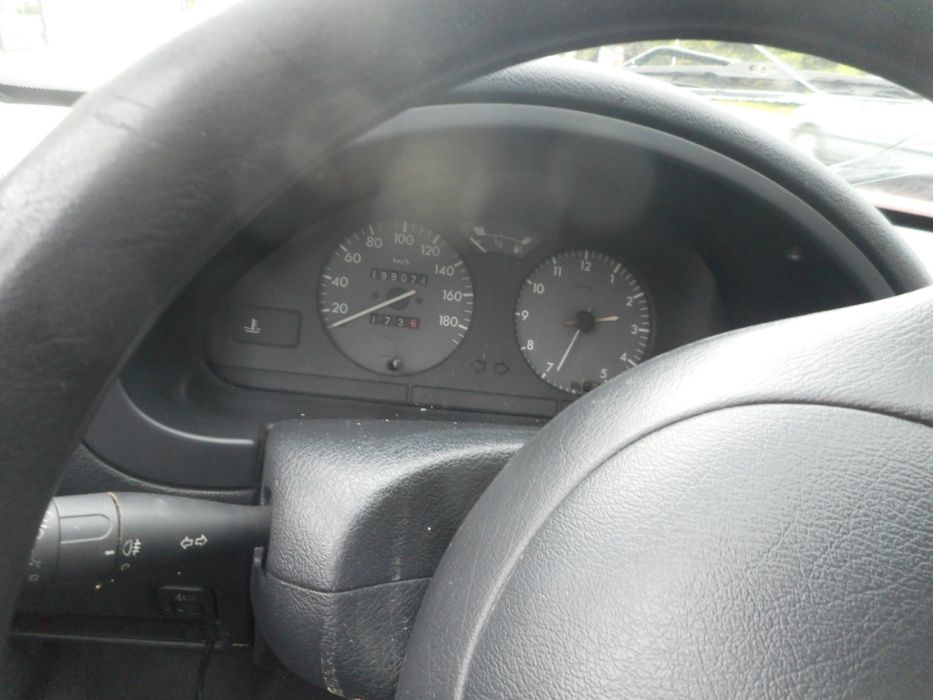 Citroen Saxo,kolor wiśniowy metalik,3 drzwi,1,0 benzyna