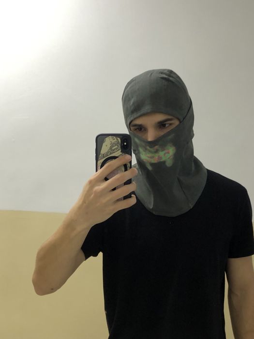 Балаклава що змінює колір та реагує на теплоту