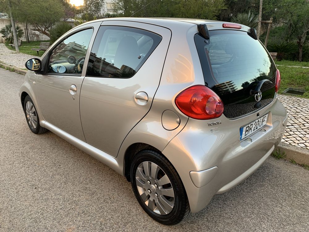 Toyota Aygo 68 cv * 128 mil km * Multimídia * Bancos Péle/Veludo * AC