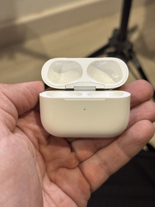 Кейс AirPods Pro A2190. Куплений в США. Б/у, без навушників