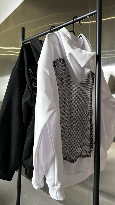 Жіноче худі з відкритою спиною та сіткою зі стразами