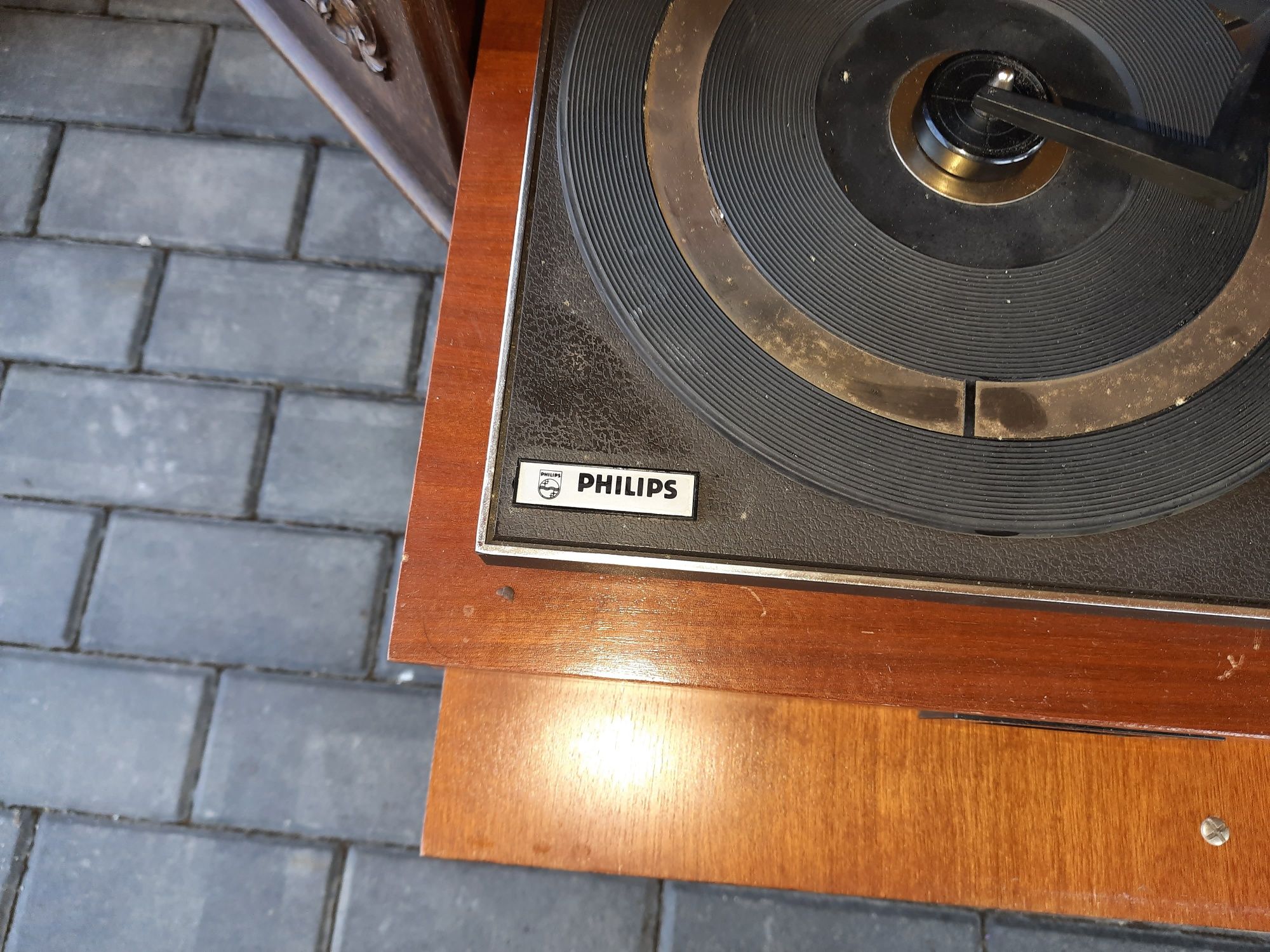 Radio z gramofonem w szafce.