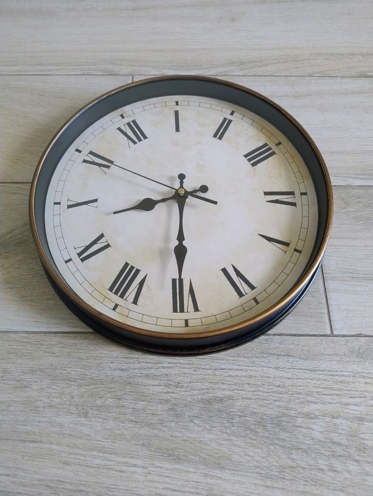 Zegar retro ścienny okrągły cyfry rzymskie, cichy 27cm.