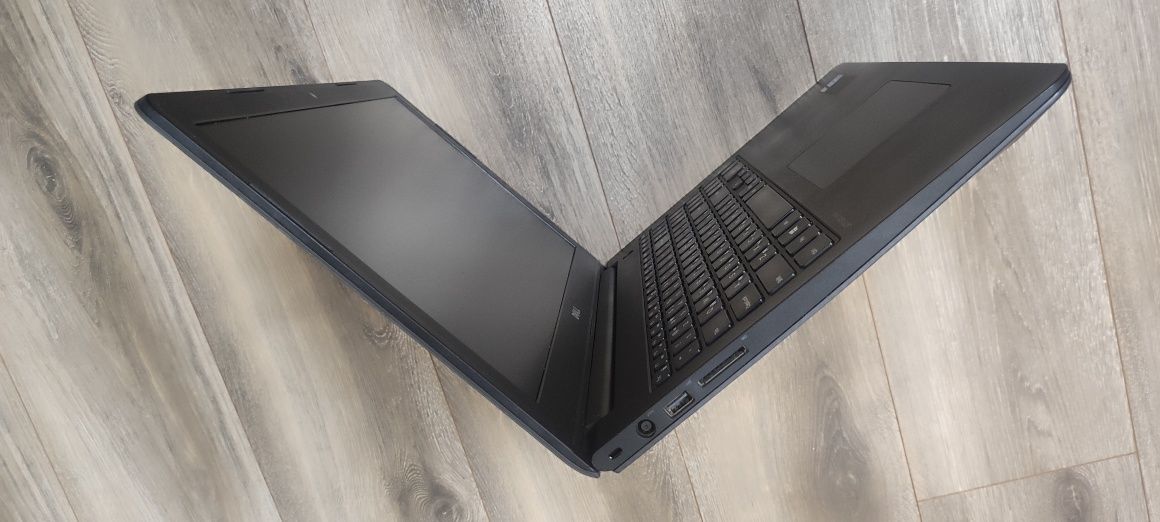 Крутий ноутбук Dell Latitude 3550, Celeron 3250U, 8GB, SSD 360GB, 15.6