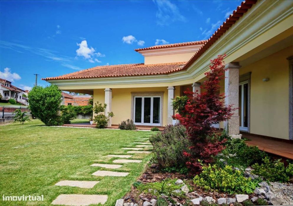 Moradia T6 luminosa com jardim encantador, churrasqueira e garagem!