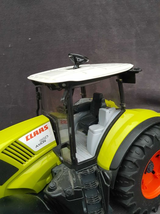 Bruder Claas Axion 950 Traktor