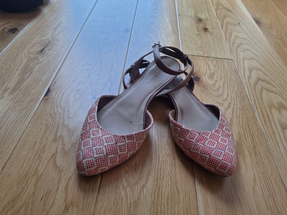 Sandałki New Look z zakrytym palcem na płaskiej podeszwie