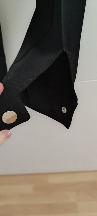 Calças Zara pretas. Tamanho L. Usadas. Botões de mola em dourado.