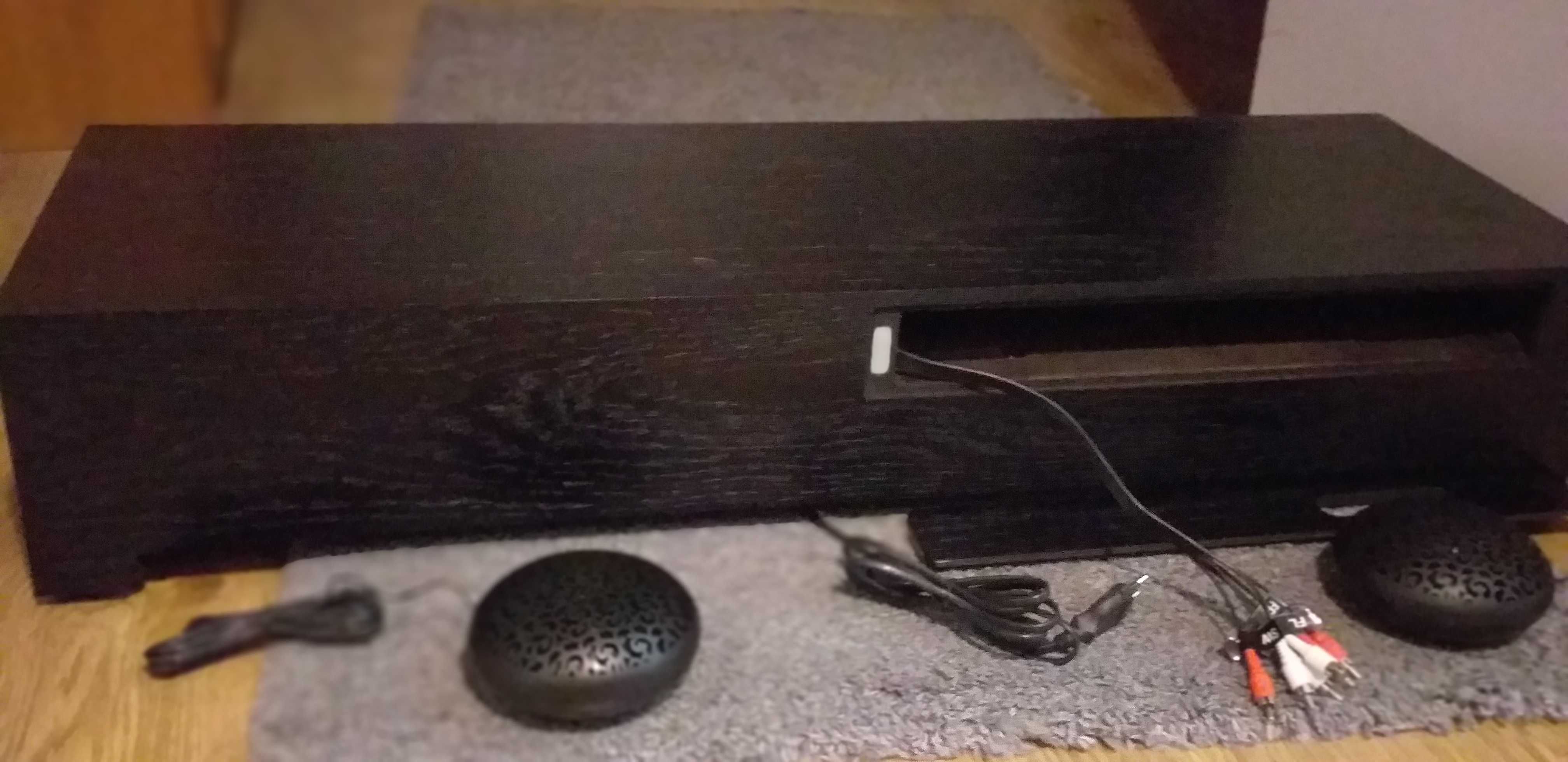 Szafka pod telewizor z 4 głośnikami, z przyłączami