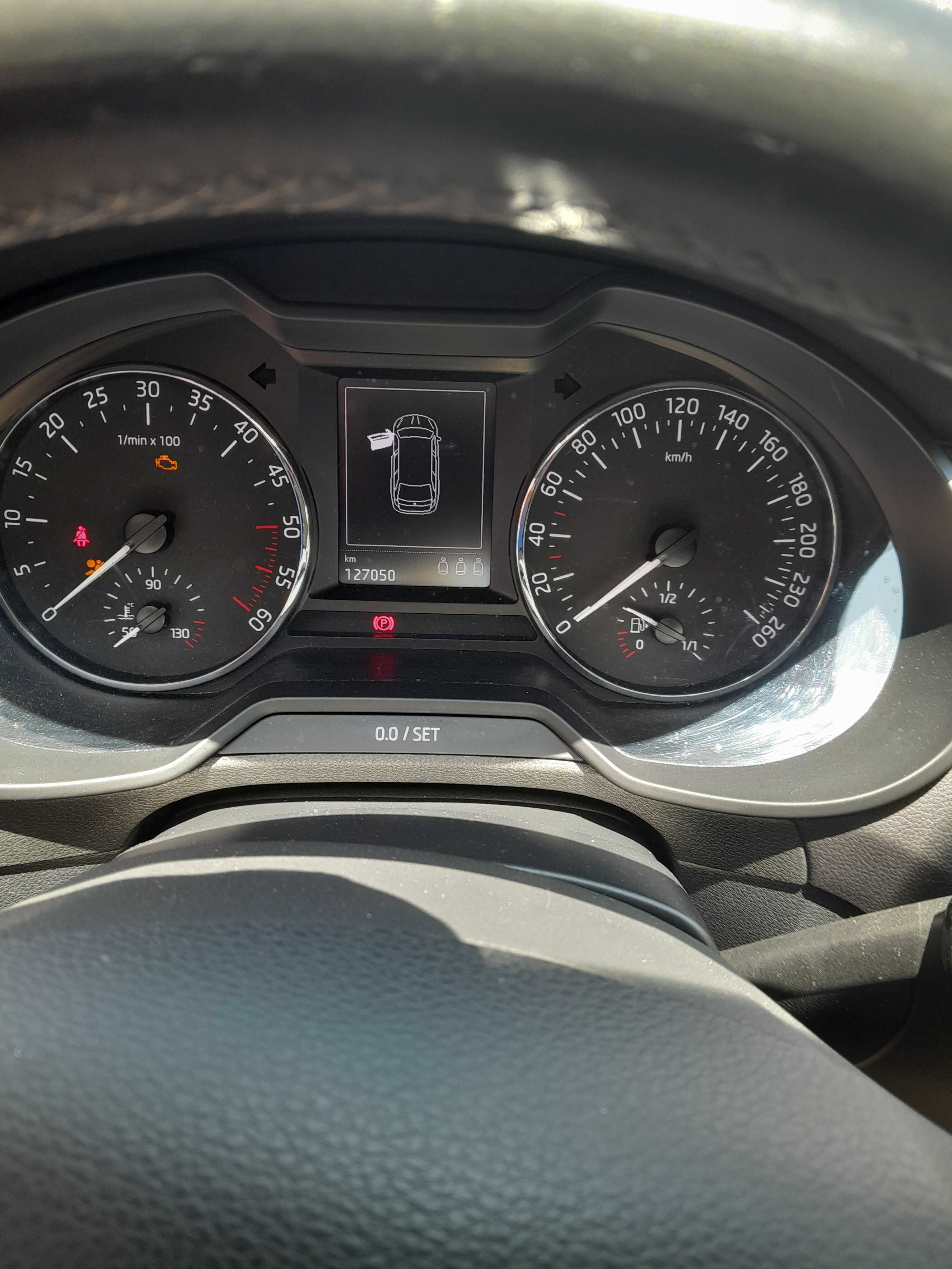 Skoda Otavia 1.6 diesel com 127.000 quilómetros um único do ano 2015