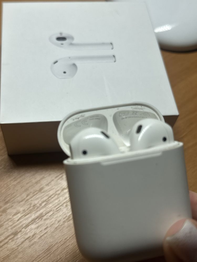 Оригінальні Бездротові навушники AirPods with Charging Case