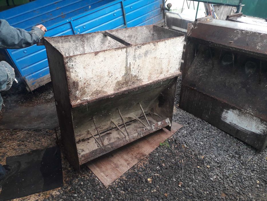 Бункернi годувальницi для поросят