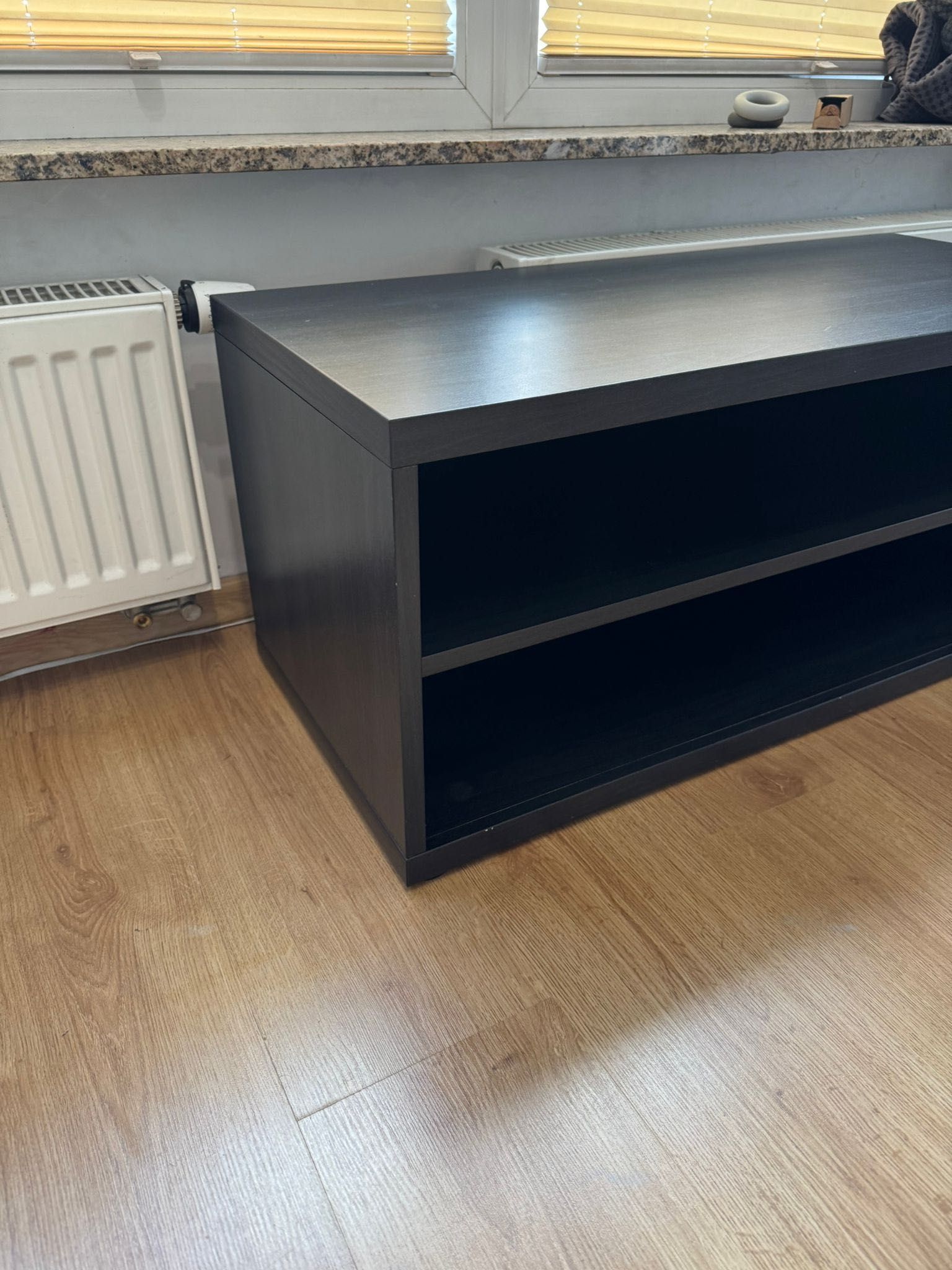 Szafka RTV w kolorze czarny – minimalistyczna