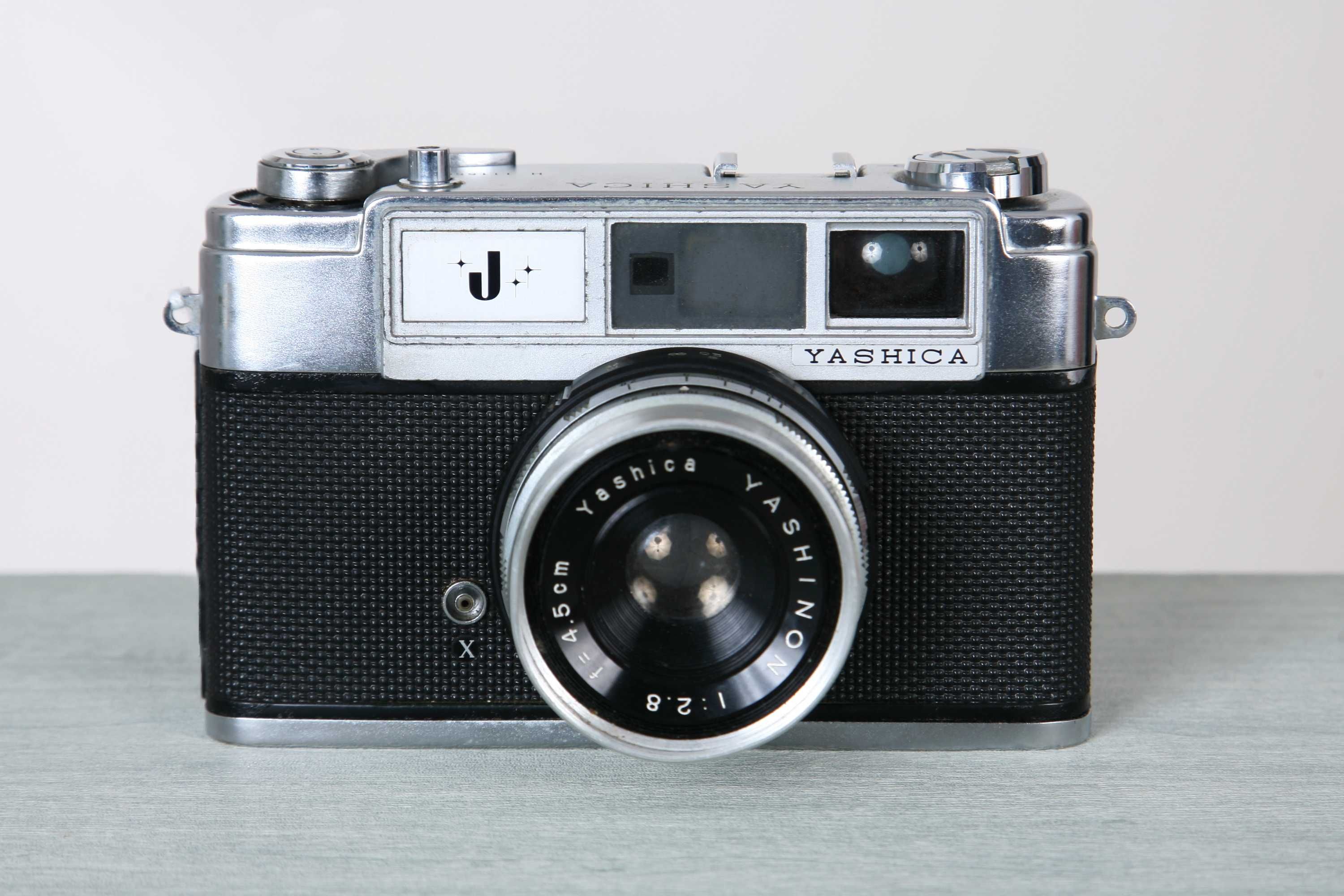 Maquinas fotográficas analógicas compactas da marca Yashica