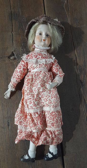 Boneca antiga, loiça e pano 47cm