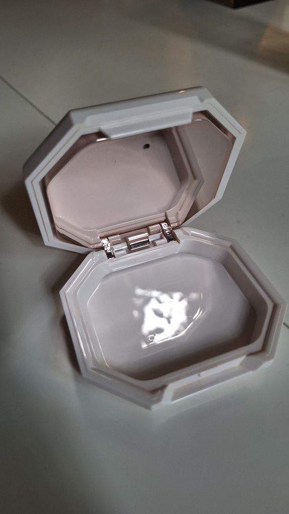 Huda Beauty pro filt'r soft matte powder foundation 140