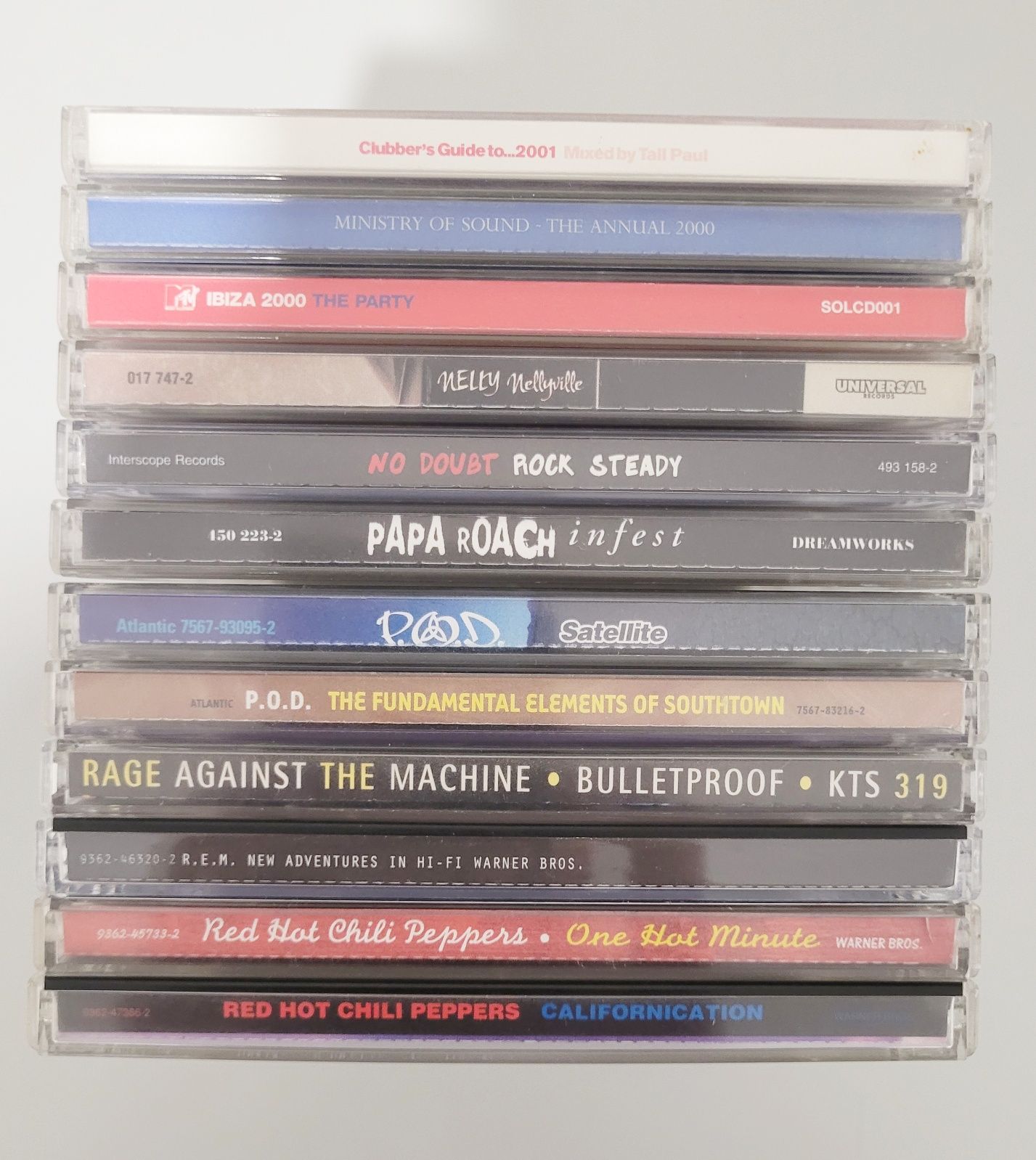 CDs de música de diversos grupos e géneros musicais