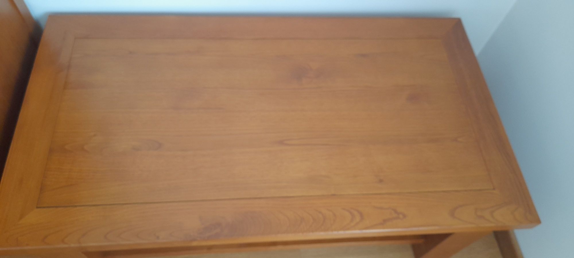 Mesa de sala em madeira maciça castanho