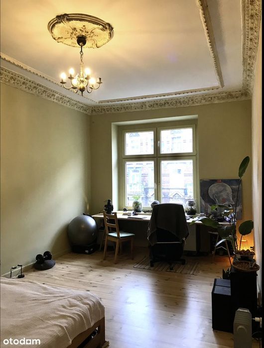 Duże Oryginalne Dwupokojowe Wysokie Mieszkanie W Kamienicy Z Balkonem