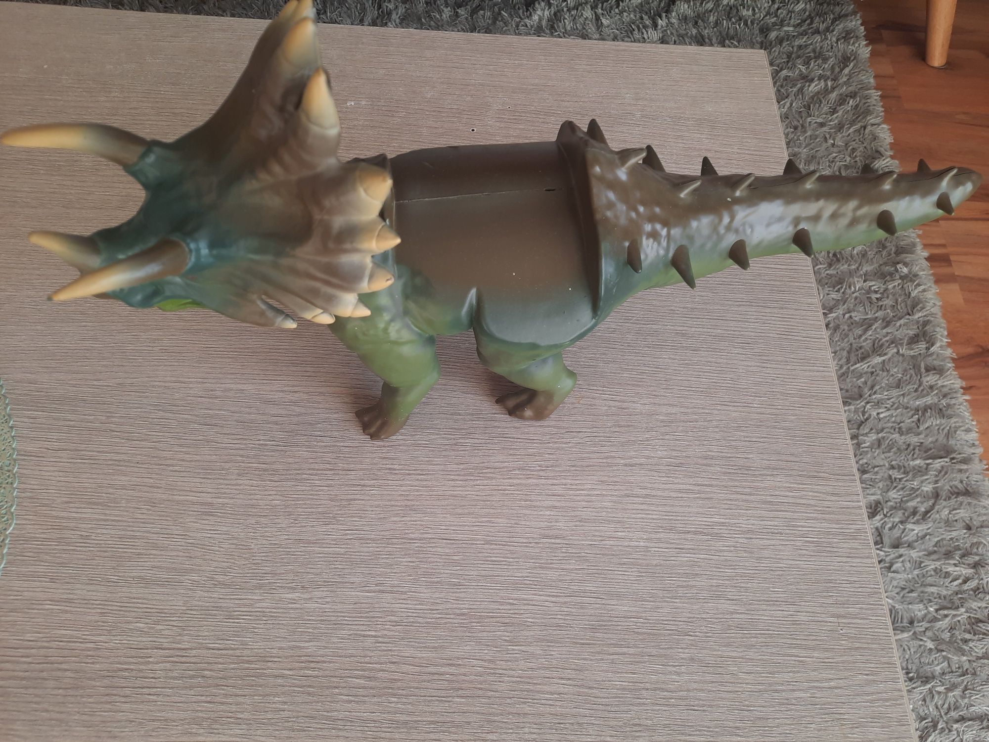 Tor Dino mundi atak triceratopsa