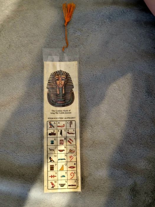 Zakładka papirusowa z hieroglificznym alfabetem i obrazami z Egiptu