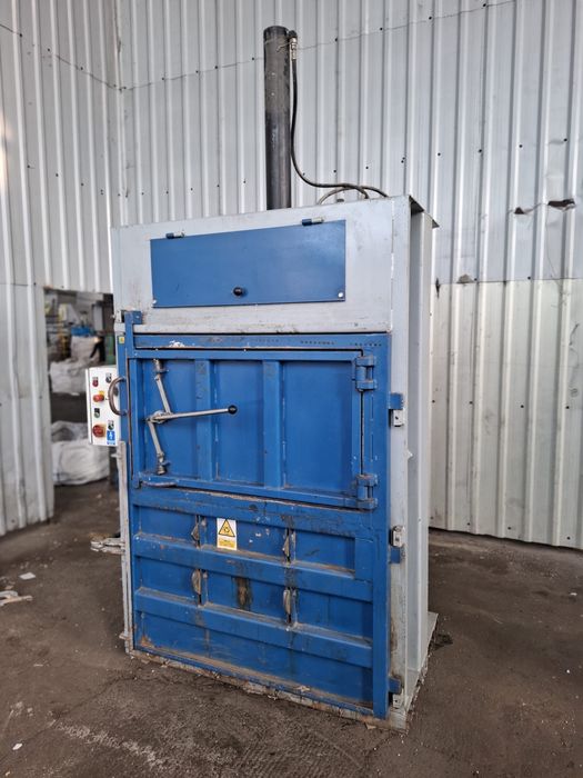 Belownica prasa zgniatarka do folii kartonu makulatury odpadów 25 ton