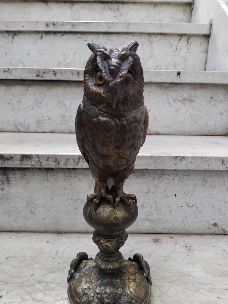 Charuteira  em estatueta em bronze de arte