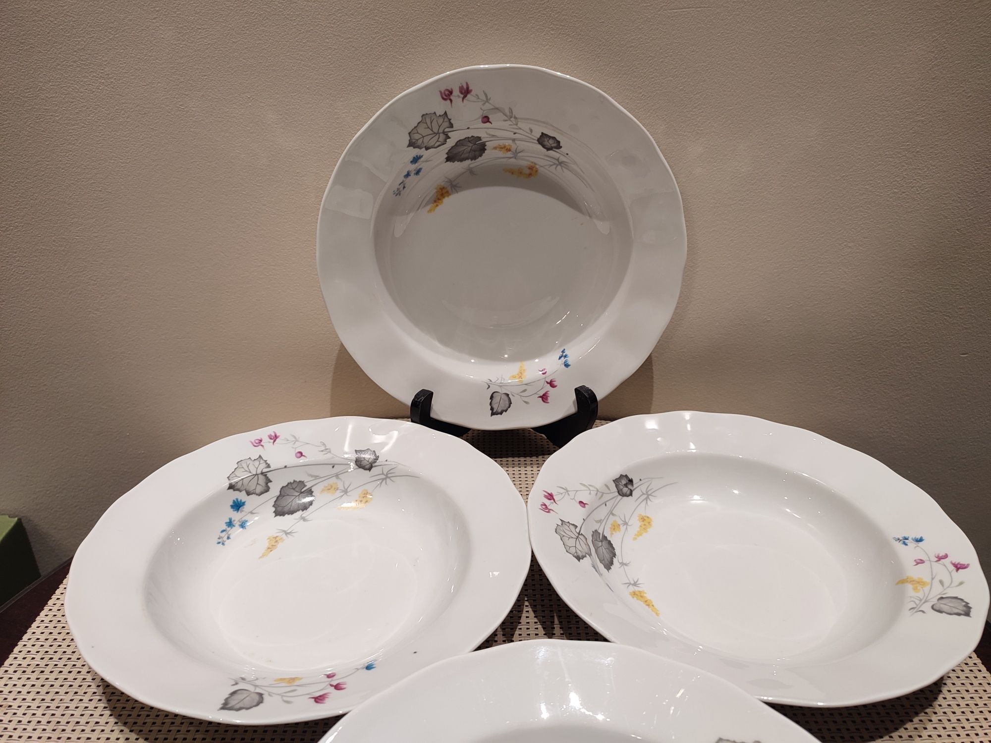 Śliczny zestaw czterech talerzy głębokich porcelana Karolina