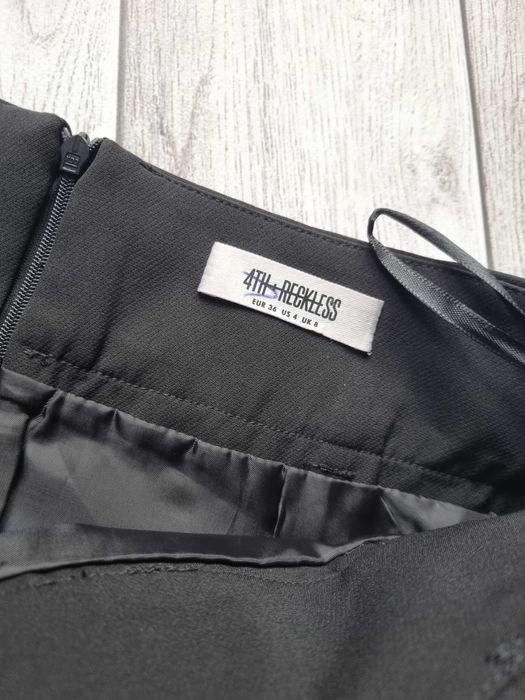 Юбка карандаш чёрная классическая на худенькую девушку